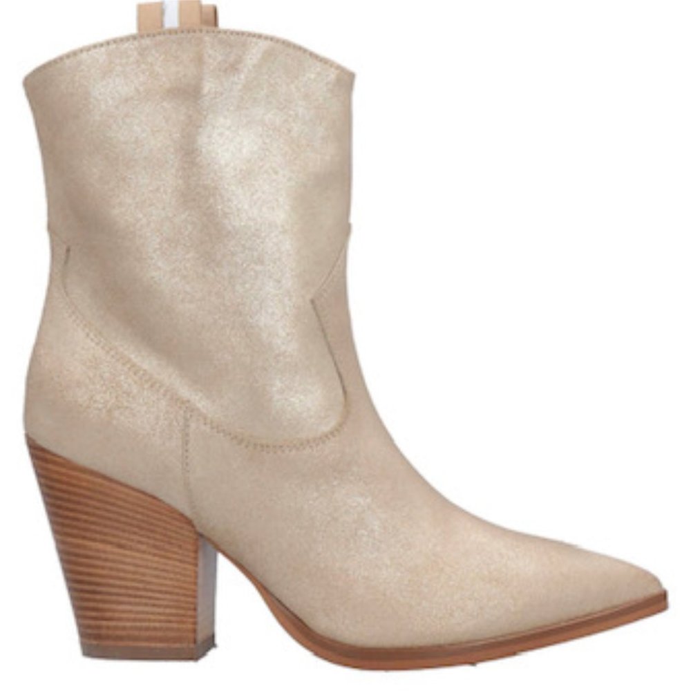 Janet and Janet boots size 9.5 (runs small no side zipper)